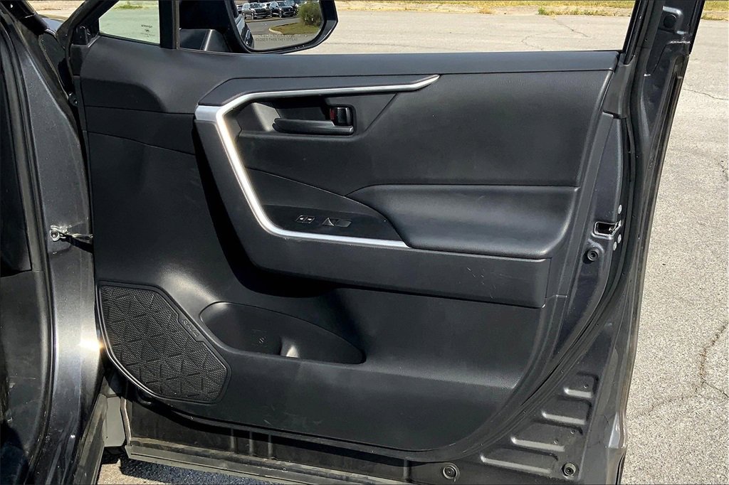 2021 Toyota RAV4 LE photo 23