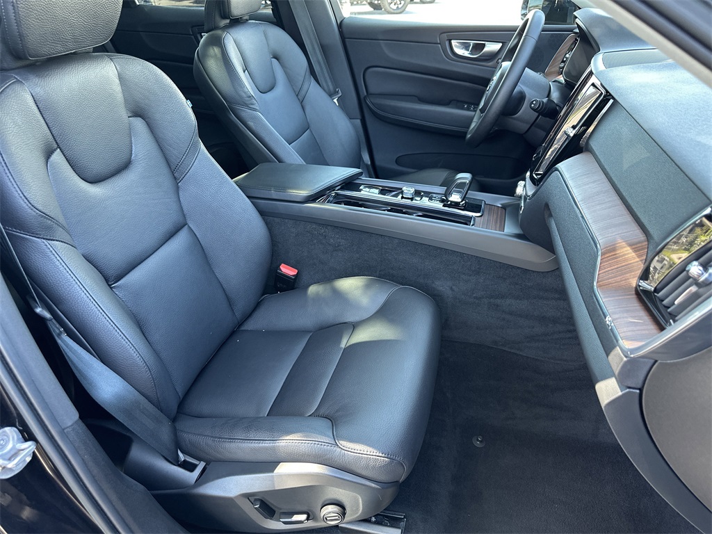 2023 Volvo XC60 B5 Plus photo 34