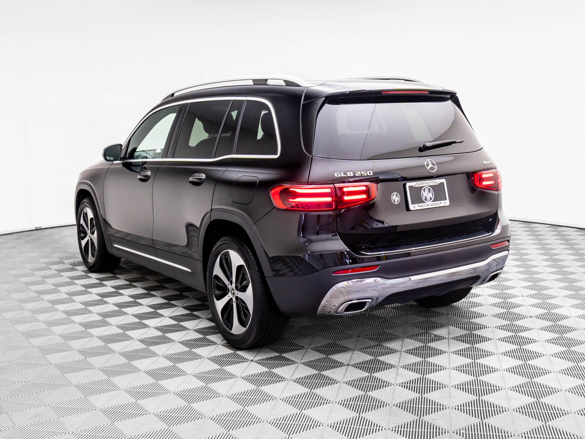 2026 Mercedes Benz GLB 250 4MATIC photo 3