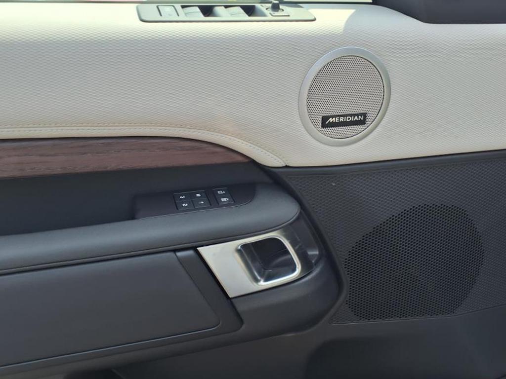 2025 Land Rover Discovery SE photo 5