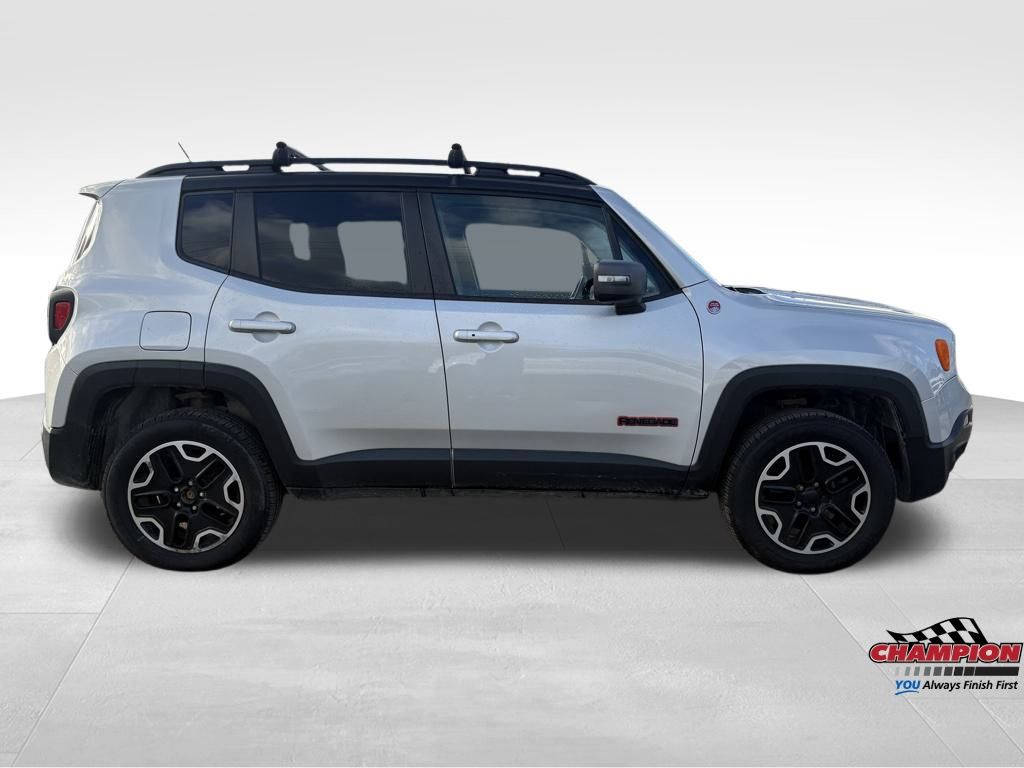 2016 Jeep Renegade Trailhawk photo 3