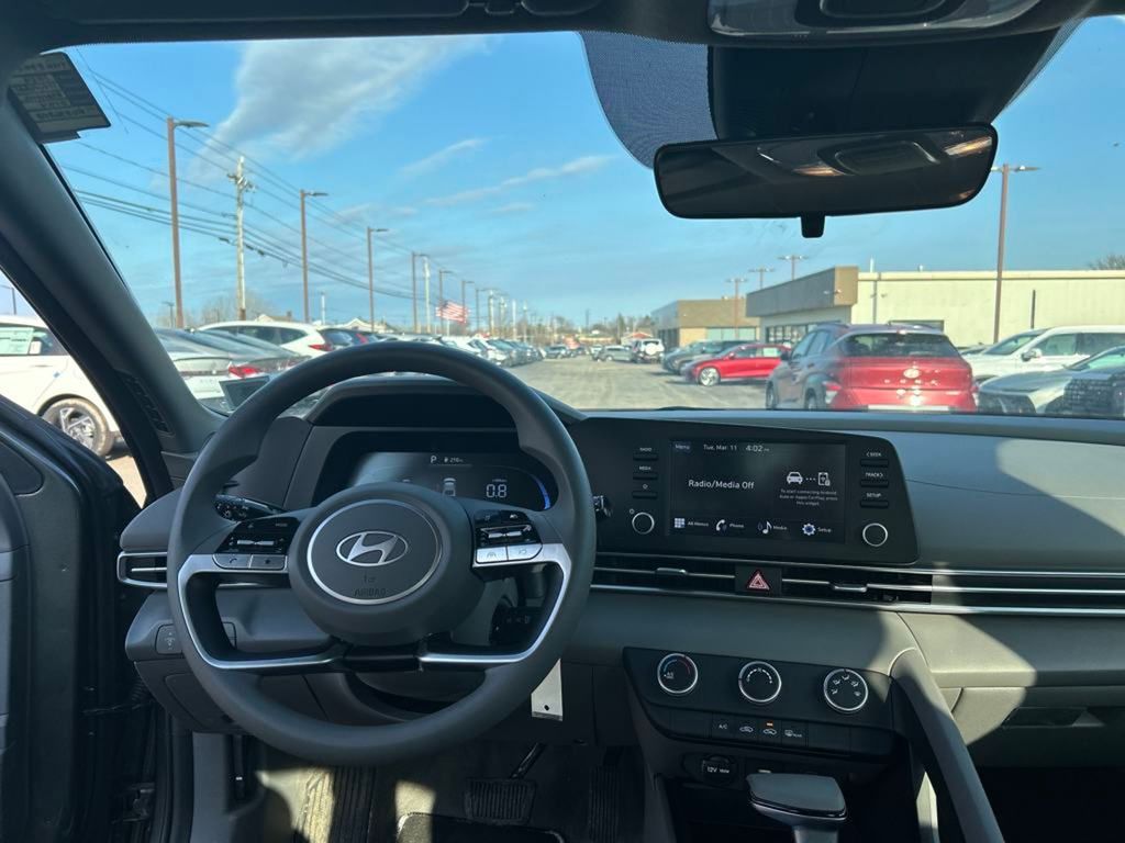 2024 Hyundai Elantra SE photo 17