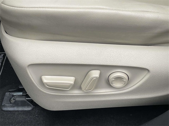 2023 Toyota Highlander L photo 8