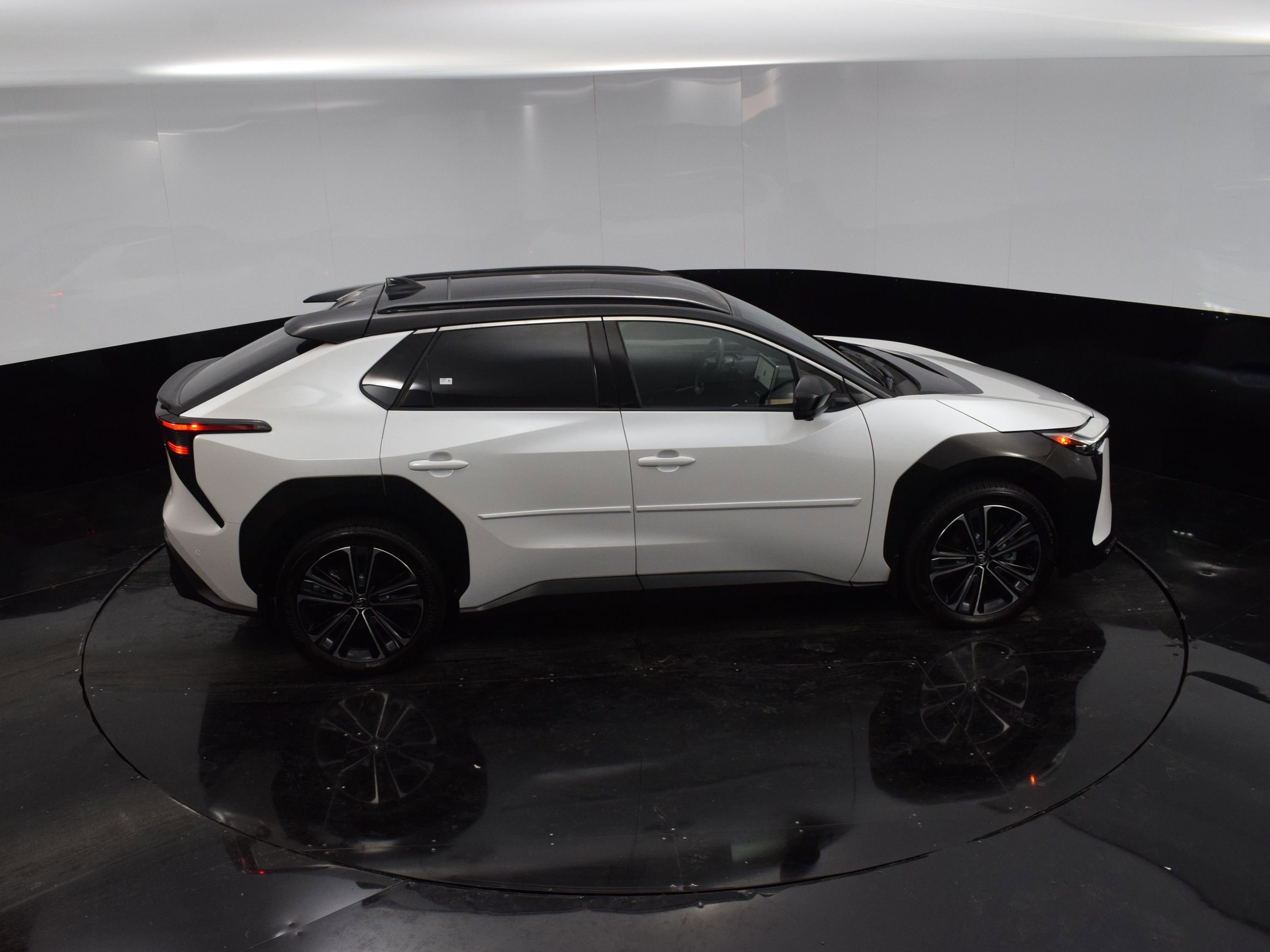 2024 Toyota bZ4X XLE photo 29