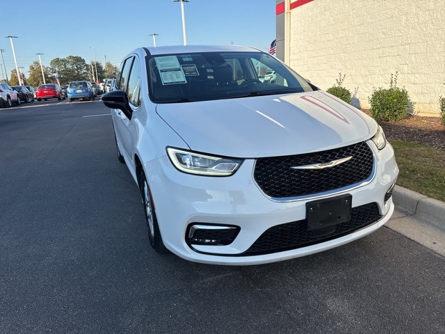 2024 Chrysler Pacifica Touring L's photo