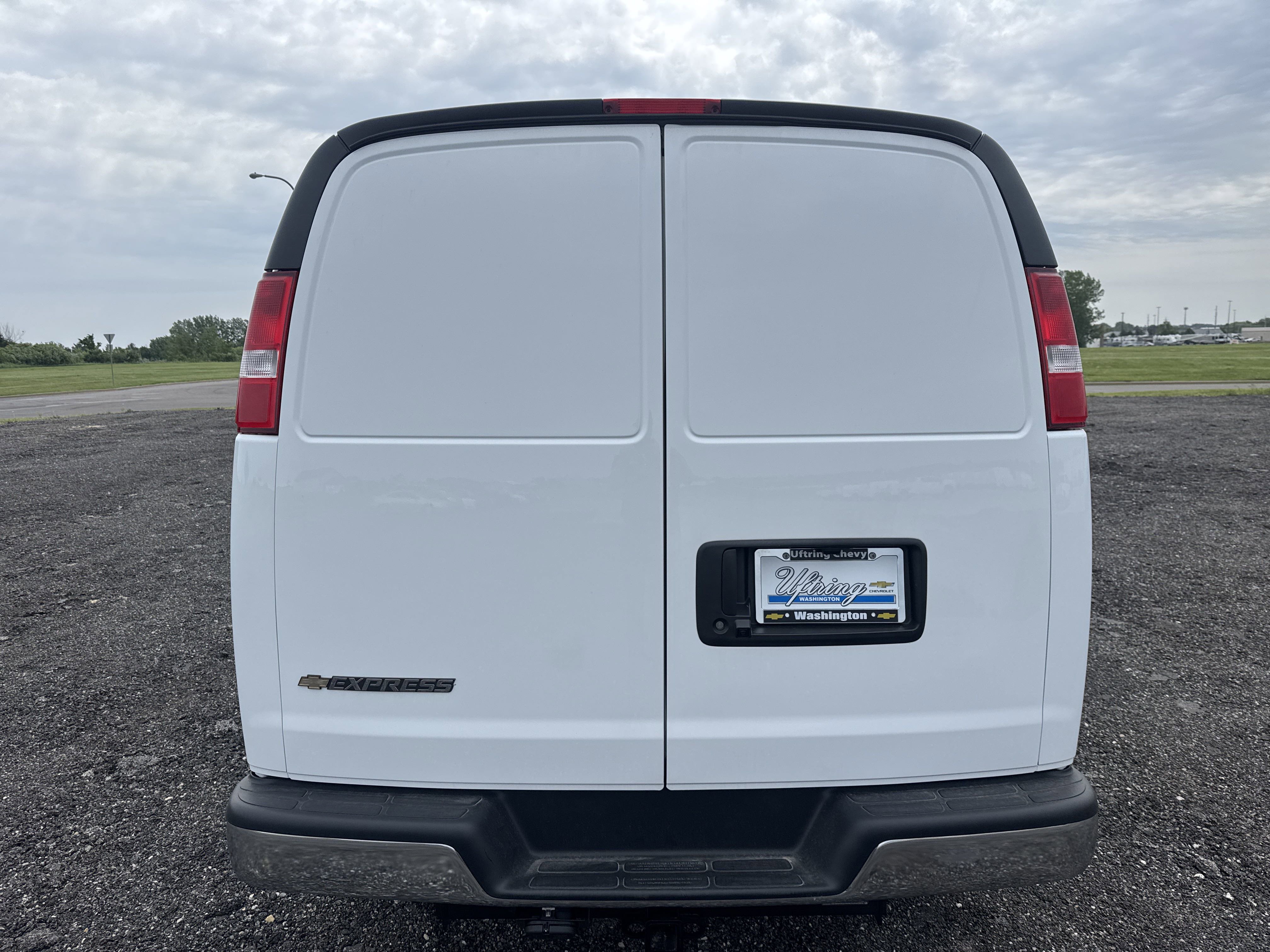 2024 Chevrolet Express Cargo 2500 photo 2