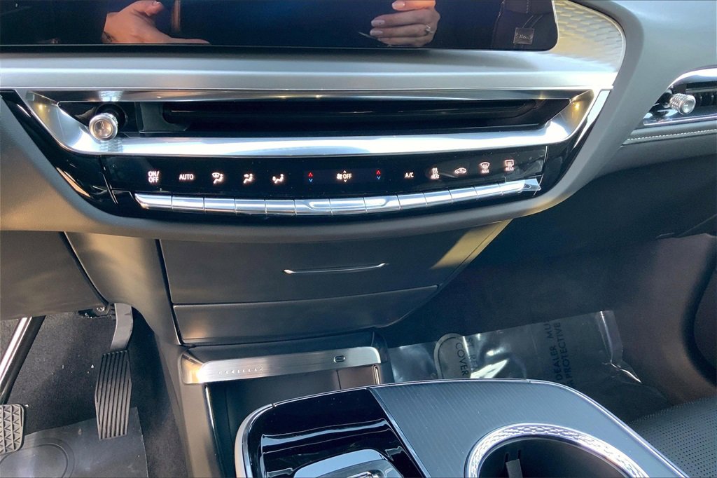 2025 Cadillac Lyriq Luxury photo 24