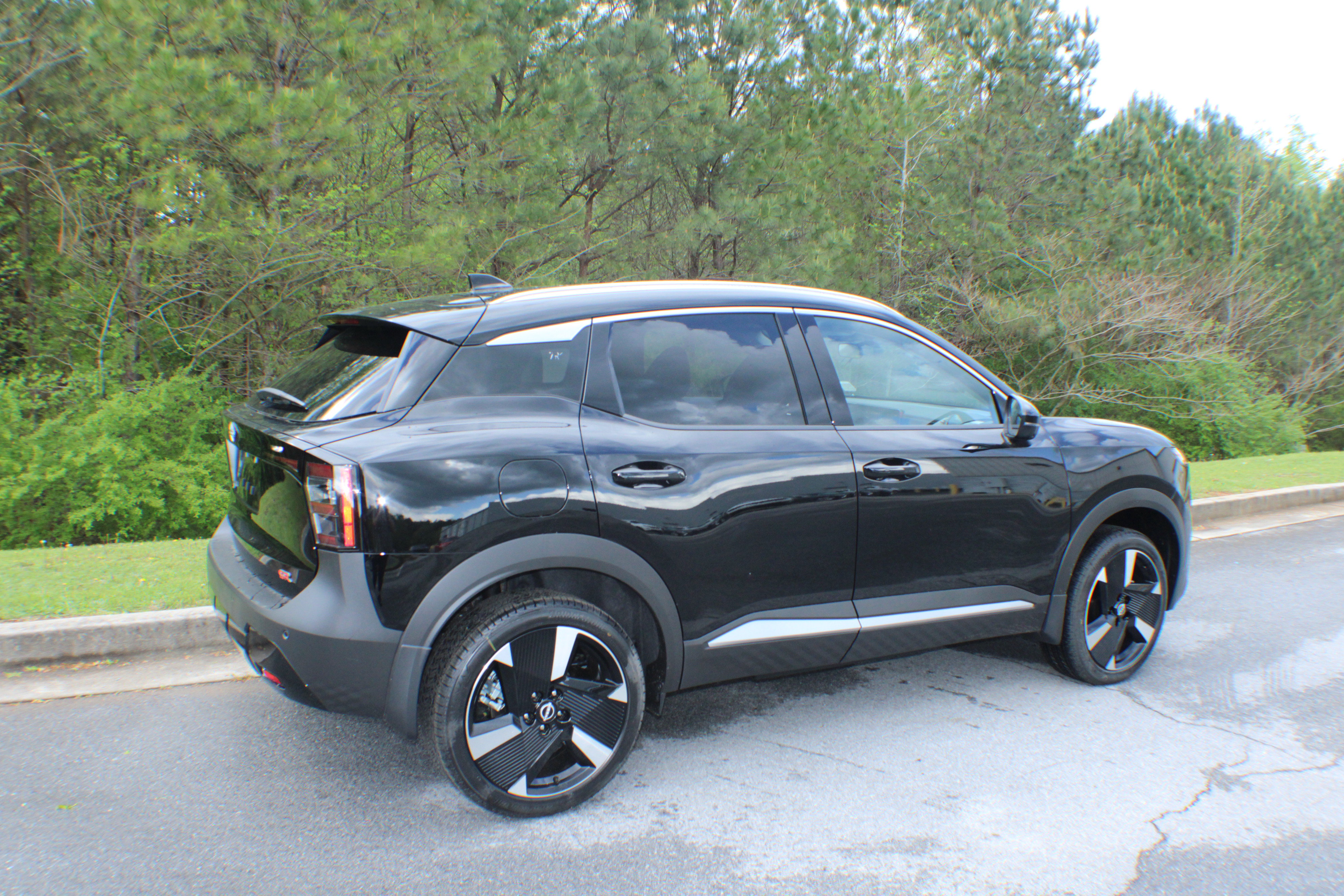 2025 Nissan Kicks SR photo 2