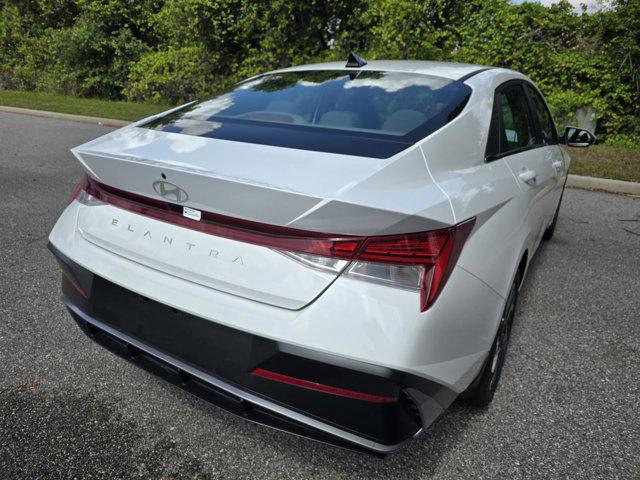 2025 Hyundai Elantra SEL Convenience photo 3