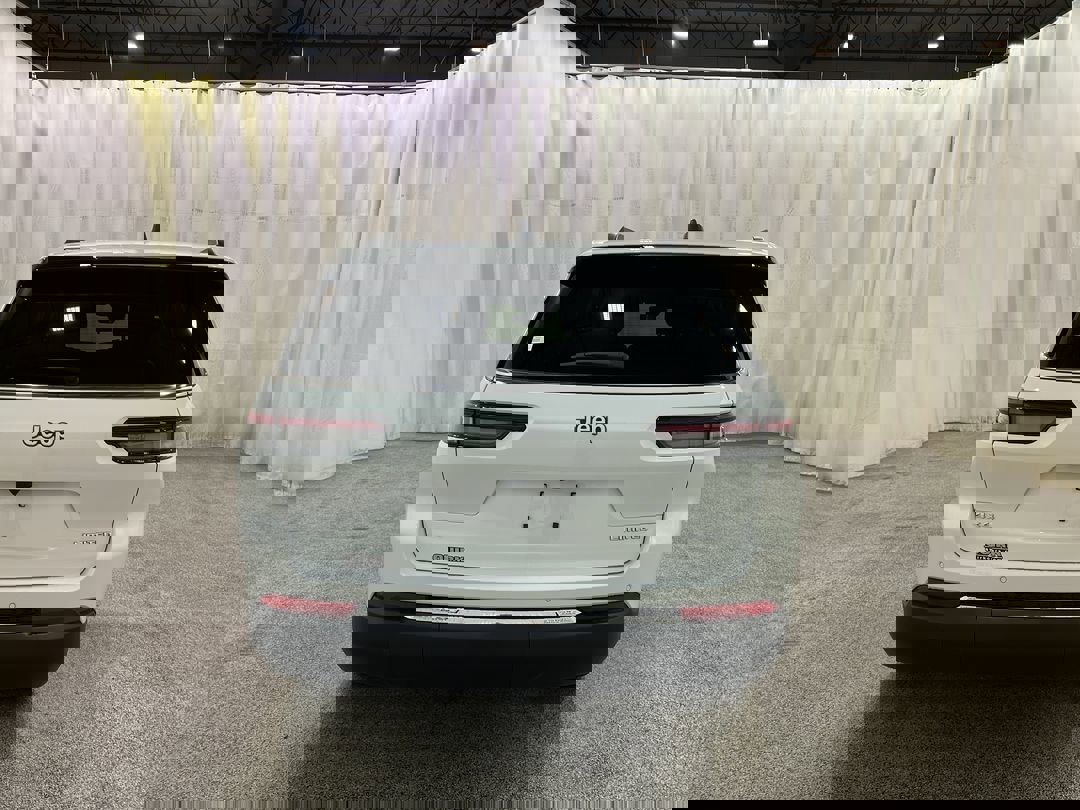 2025 Jeep Grand Cherokee Limited photo 3