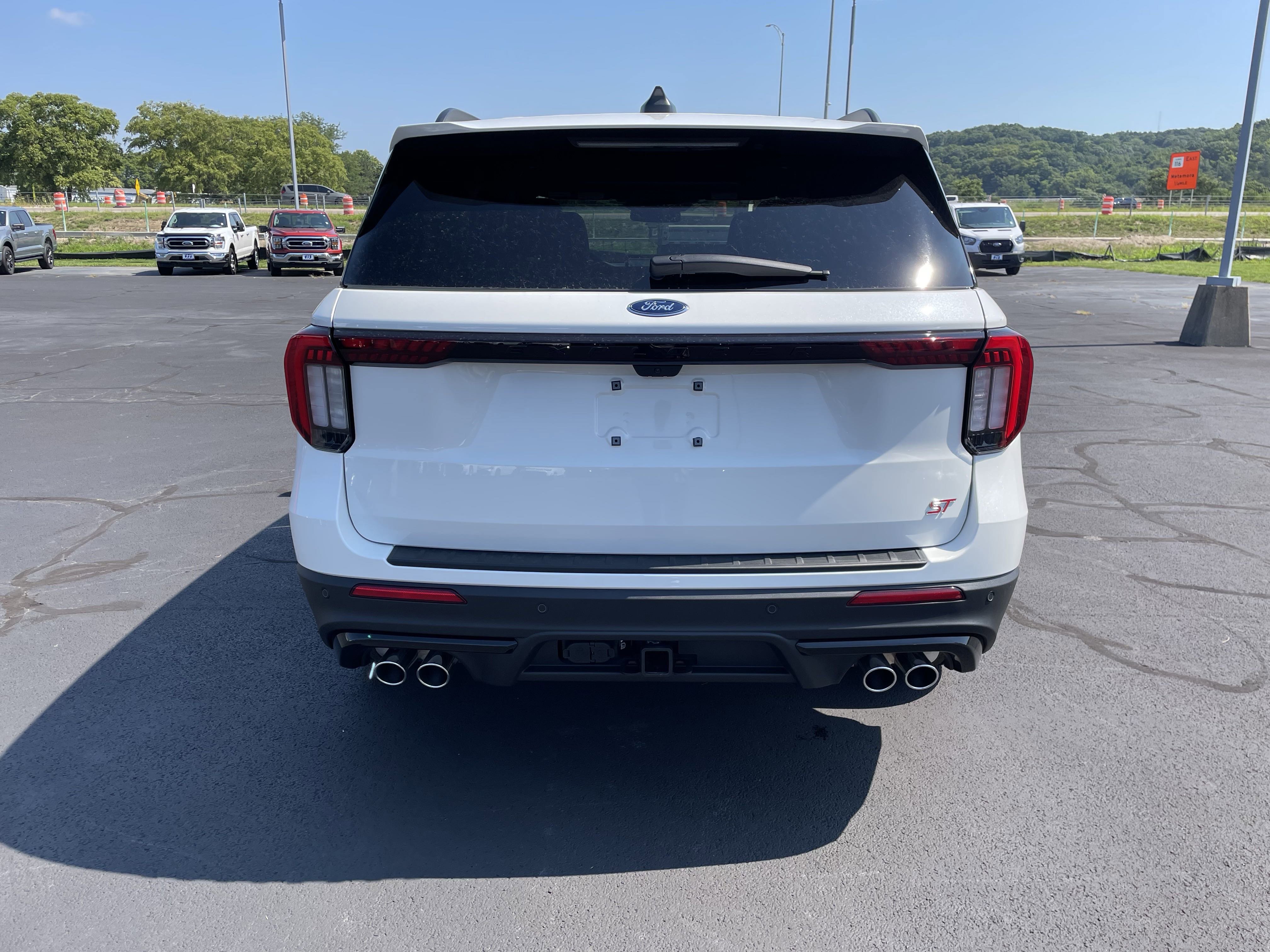 2025 Ford Explorer ST photo 2