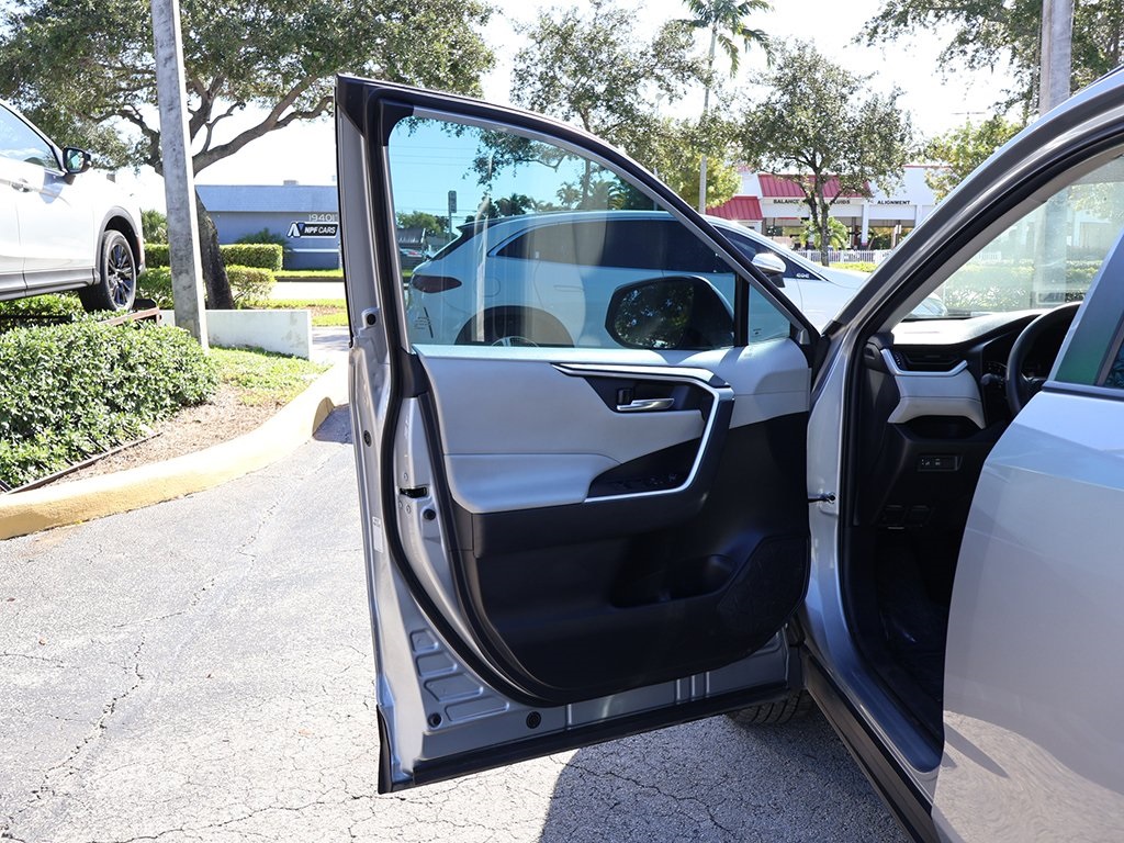2022 Toyota RAV4 XLE photo 14