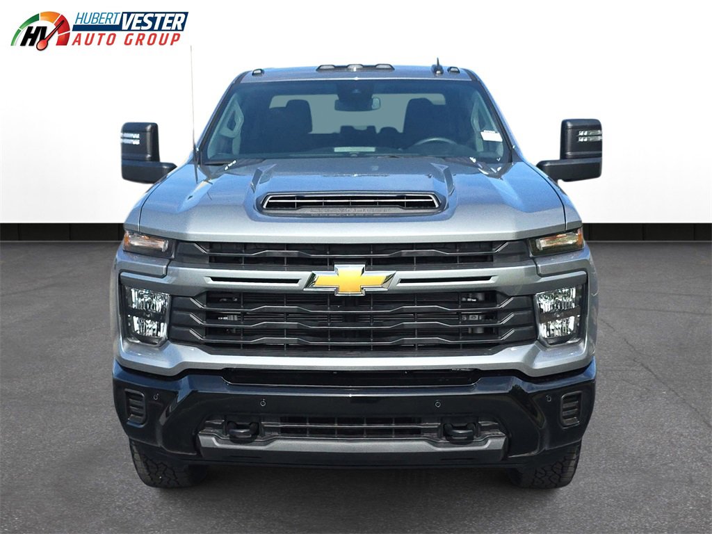 2025 Chevrolet Silverado 2500HD Custom photo 3