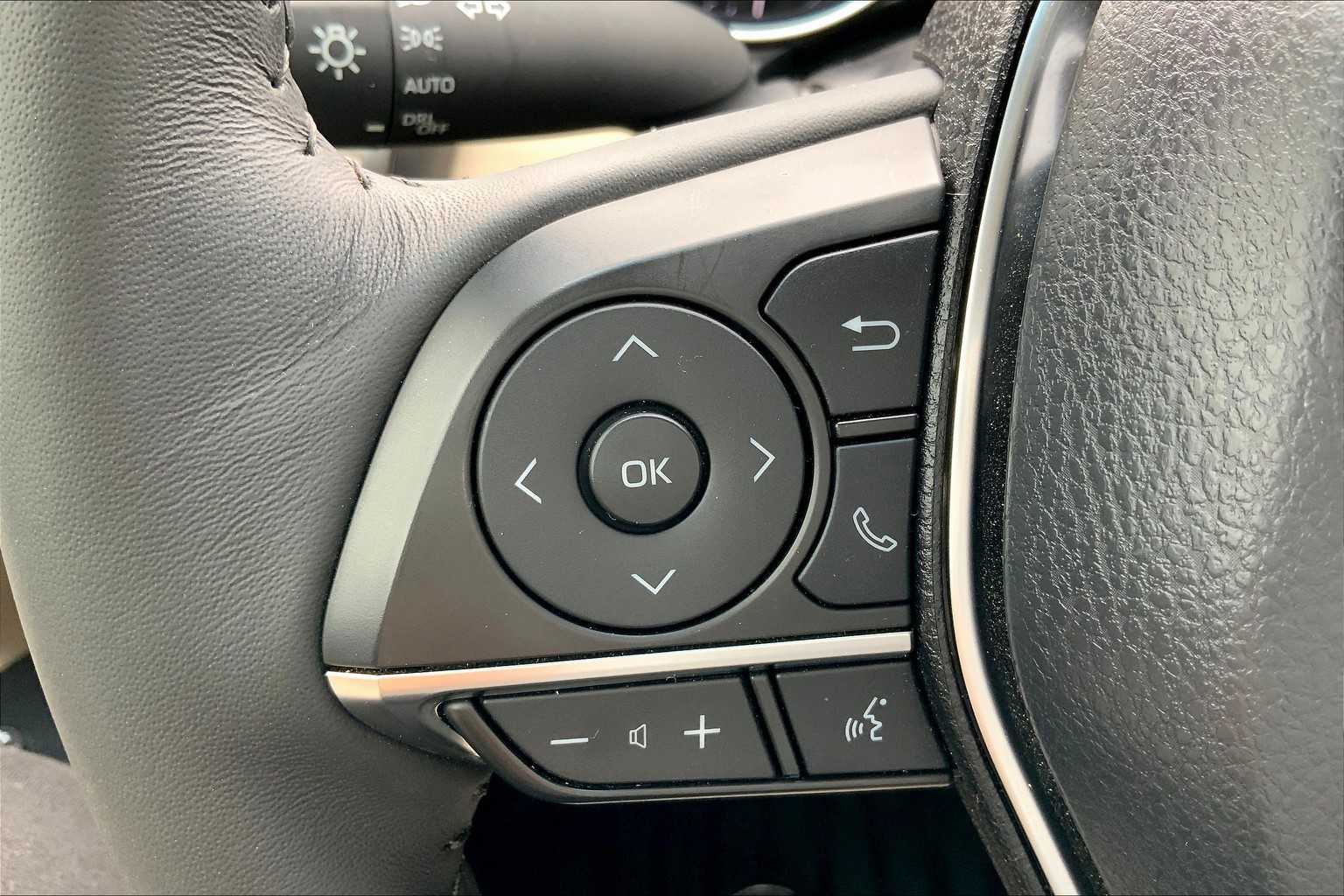 2018 Toyota Camry Hybrid XLE photo 18