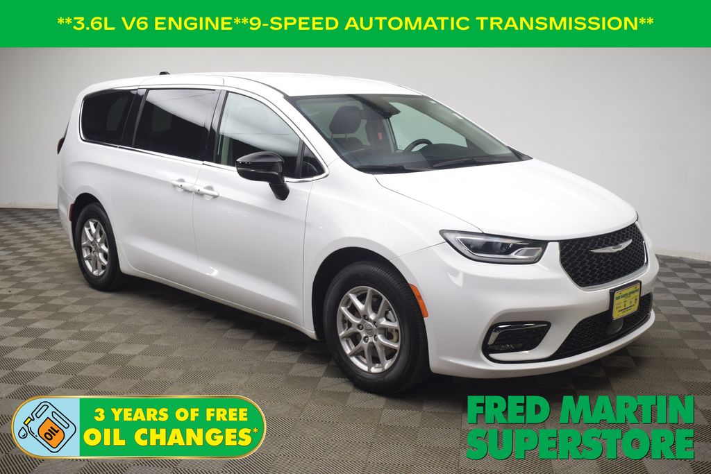 2024 Chrysler Pacifica Touring L's photo