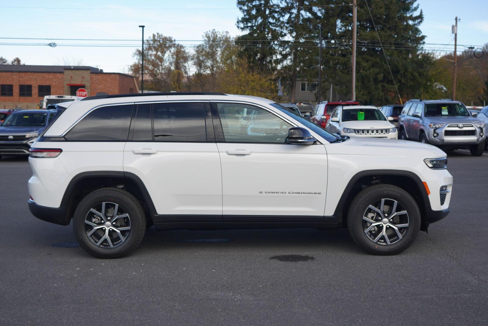 2025 Jeep Grand Cherokee Limited photo 2