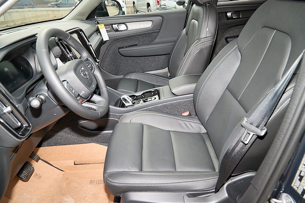 2026 VOLVO XC40 - Image 13