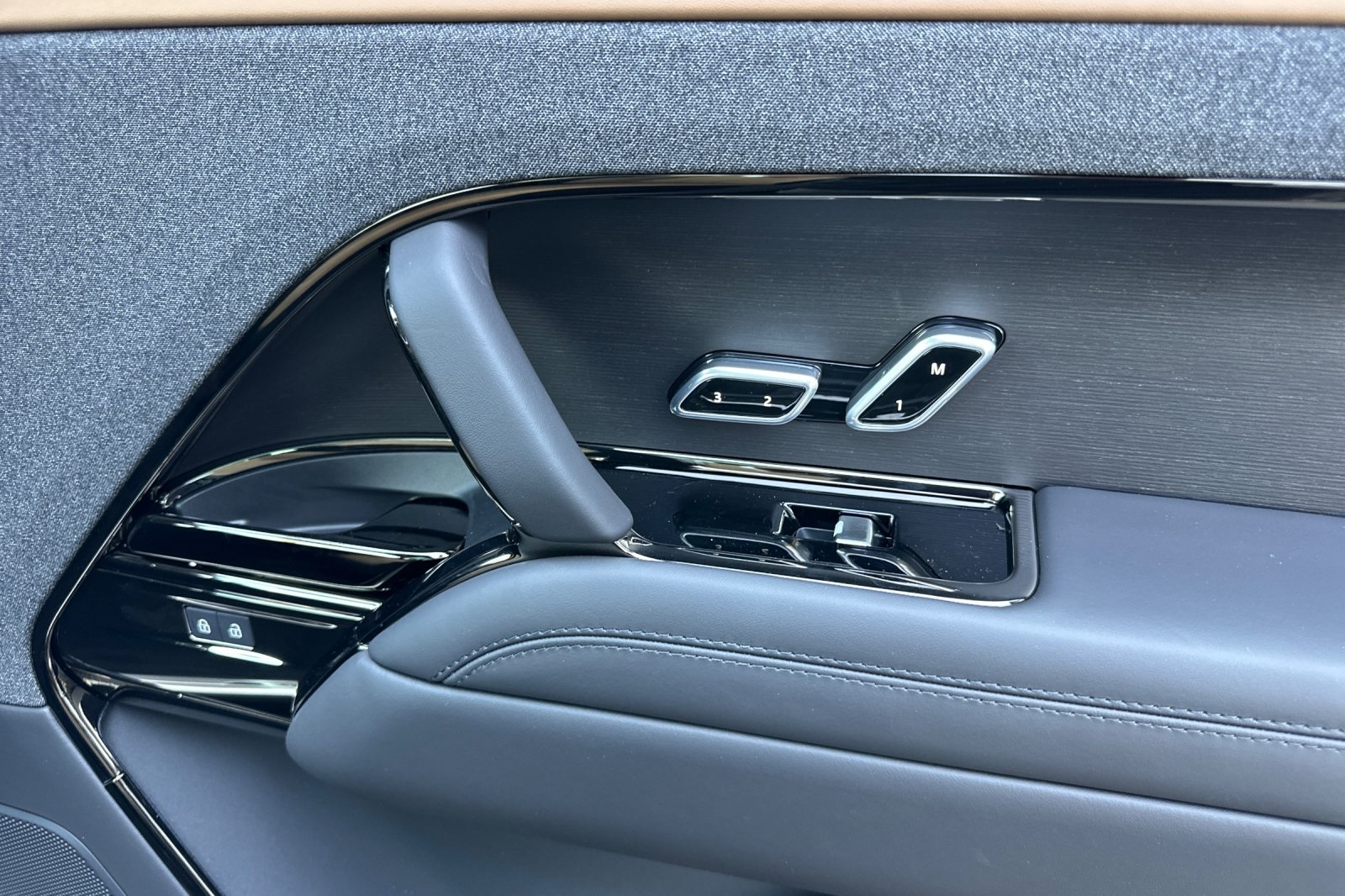 2025 Land Rover Range Rover Sport SE photo 19