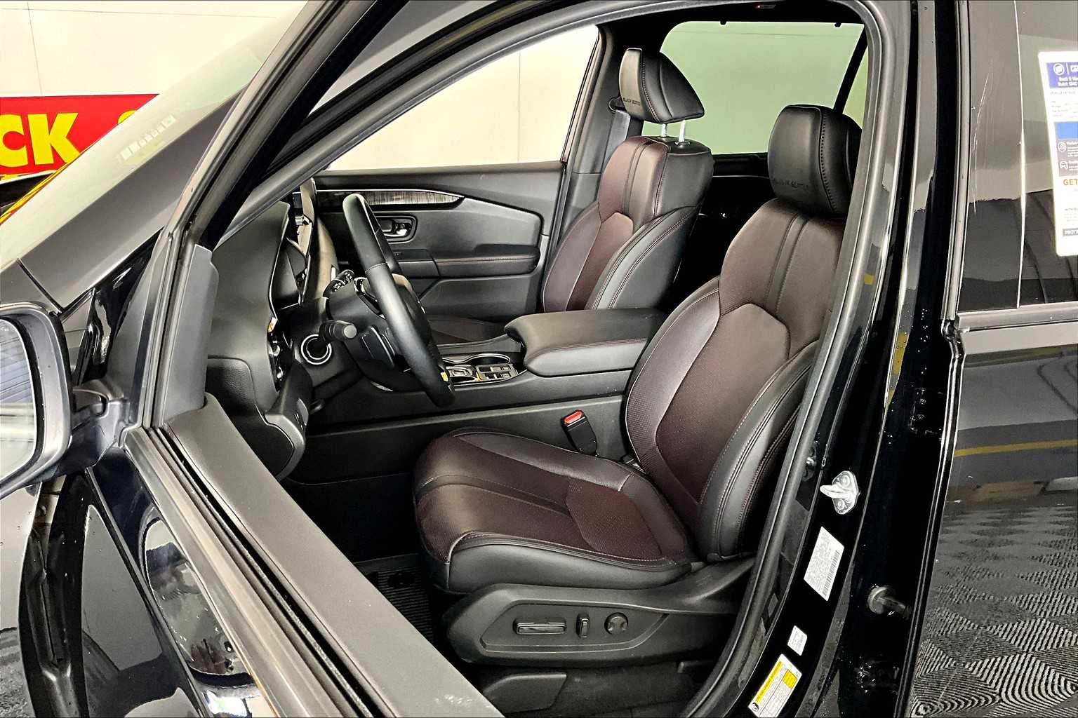2025 Honda Pilot Black Edition photo 5
