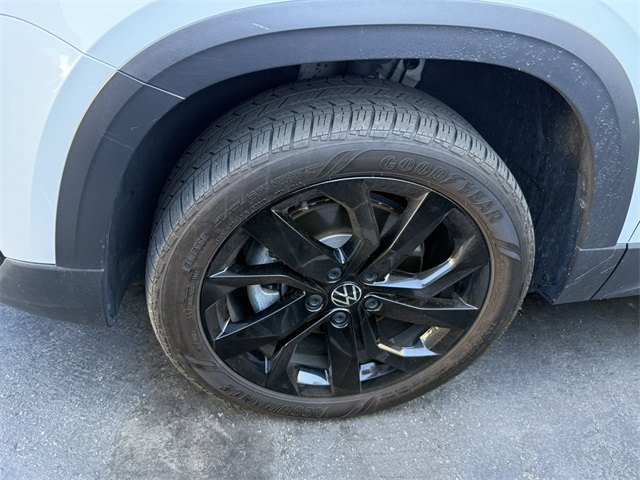 2023 Volkswagen Taos SE photo 2