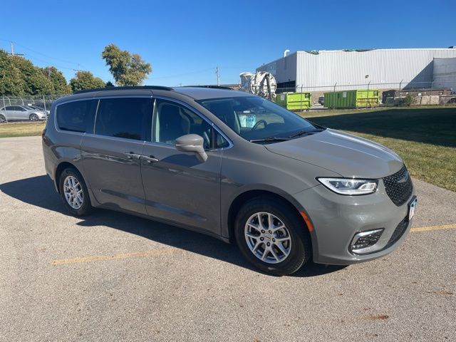 2022 Chrysler Pacifica Touring L photo 2