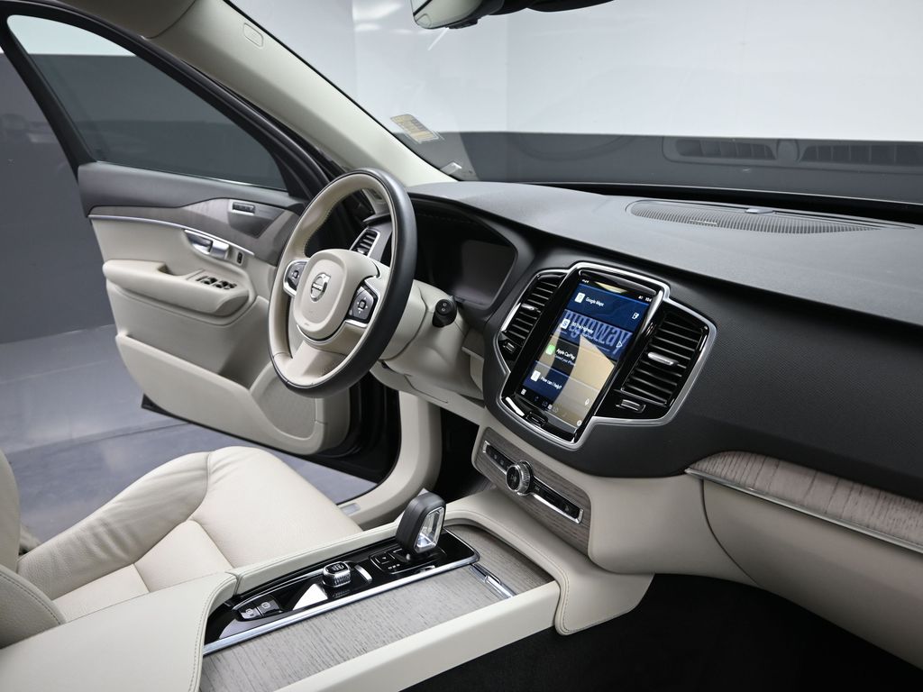2024 Volvo XC90 T8 Plus photo 17