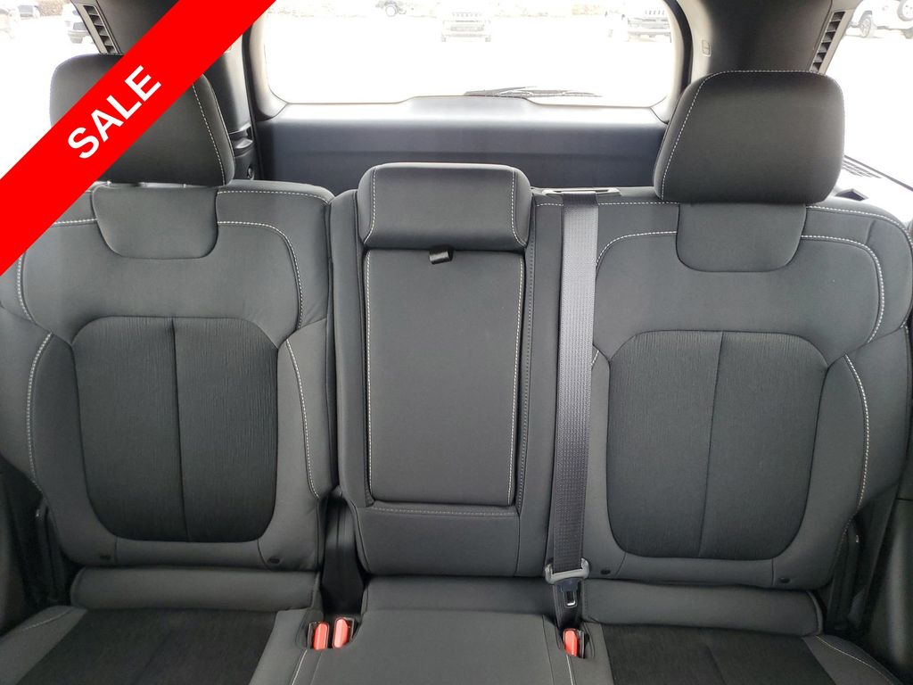 2025 Jeep Grand Cherokee Laredo Altitude photo 13