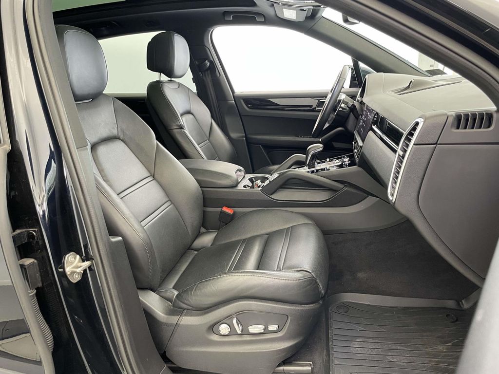 2020 Porsche Cayenne Base photo 20