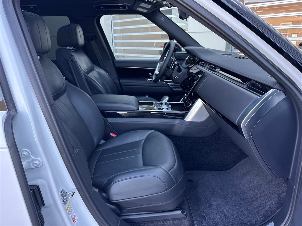 2023 Land Rover Range Rover SE photo 10