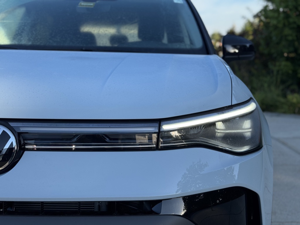 2025 Volkswagen Taos SE photo 2