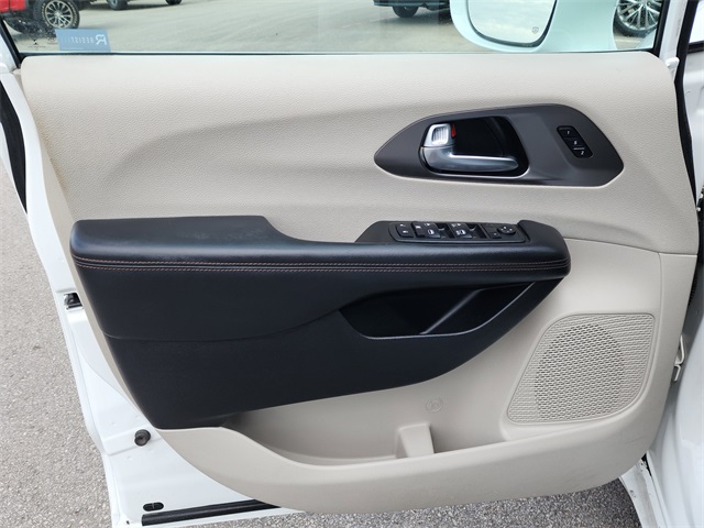 2020 Chrysler Pacifica Touring L photo 8