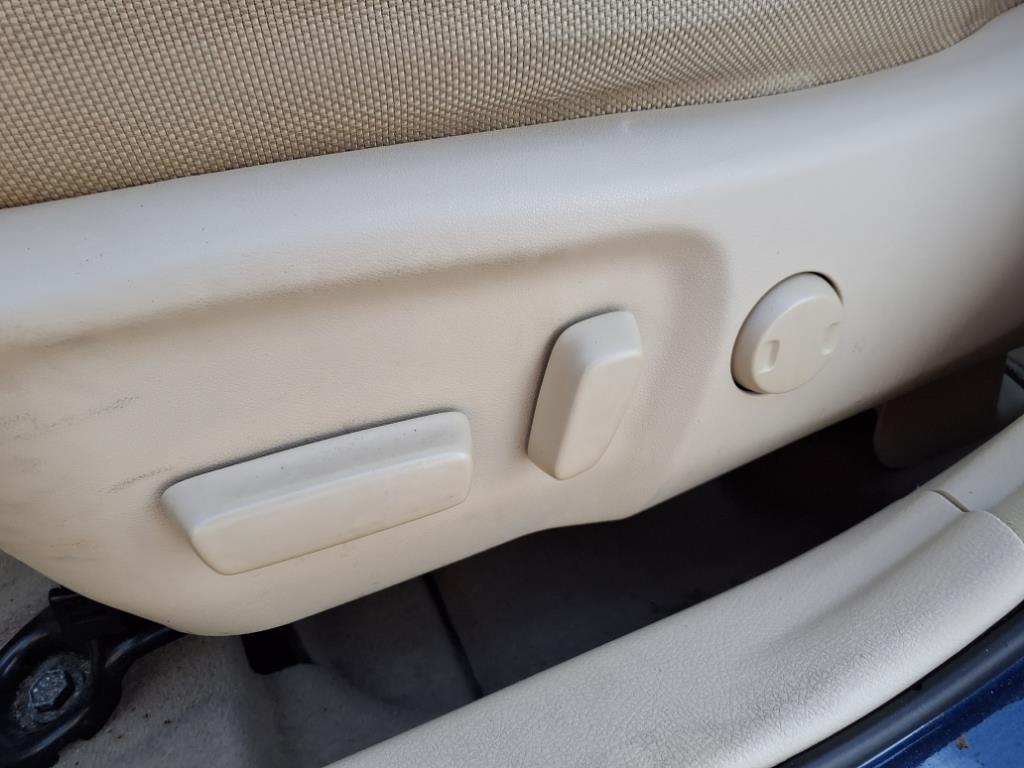 2015 Toyota Camry Hybrid LE photo 13