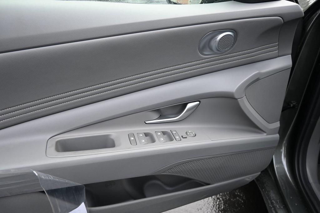2025 Hyundai Elantra SEL Convenience photo 17
