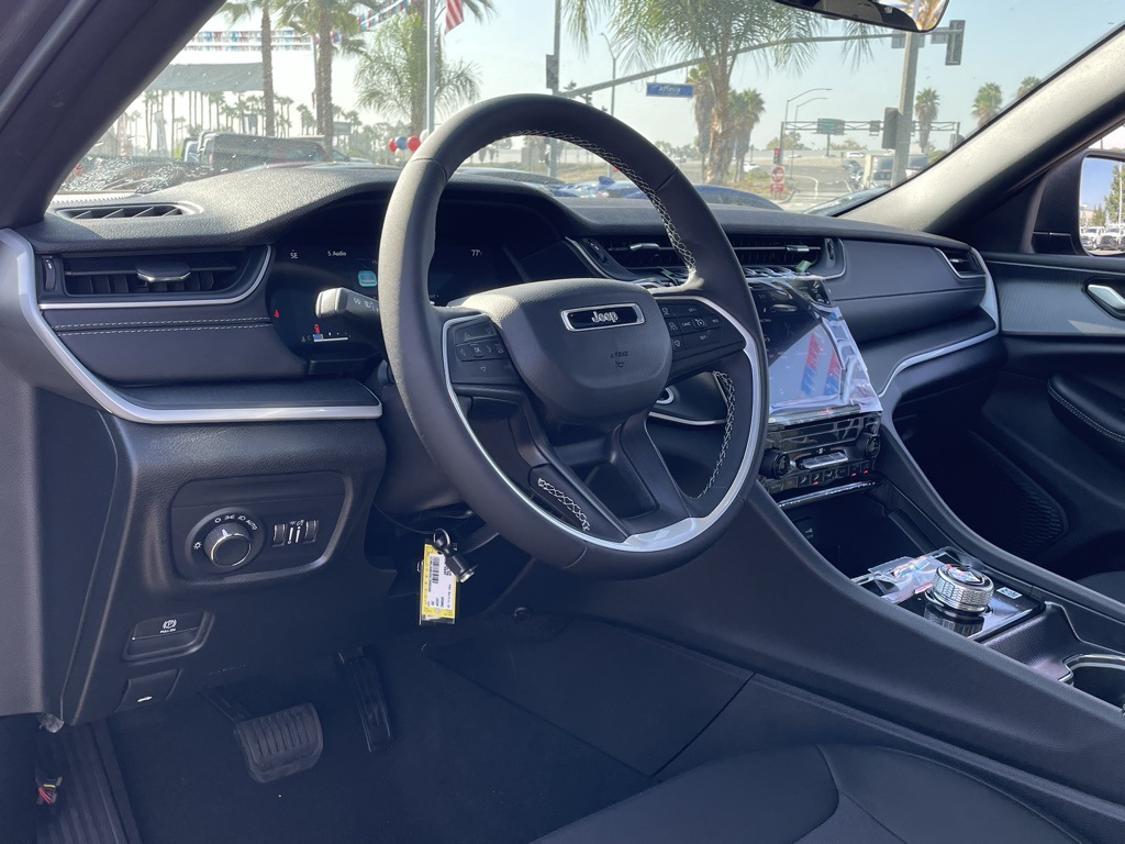 2025 Jeep Grand Cherokee Laredo X photo 14