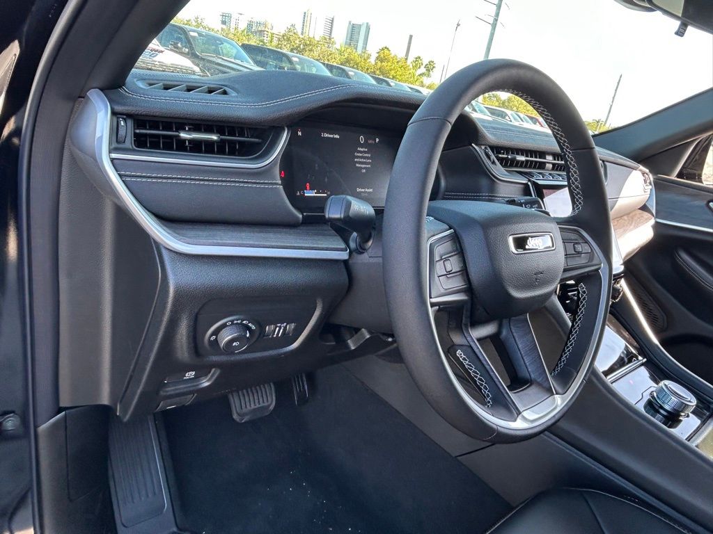 2025 Jeep Grand Cherokee Limited photo 32