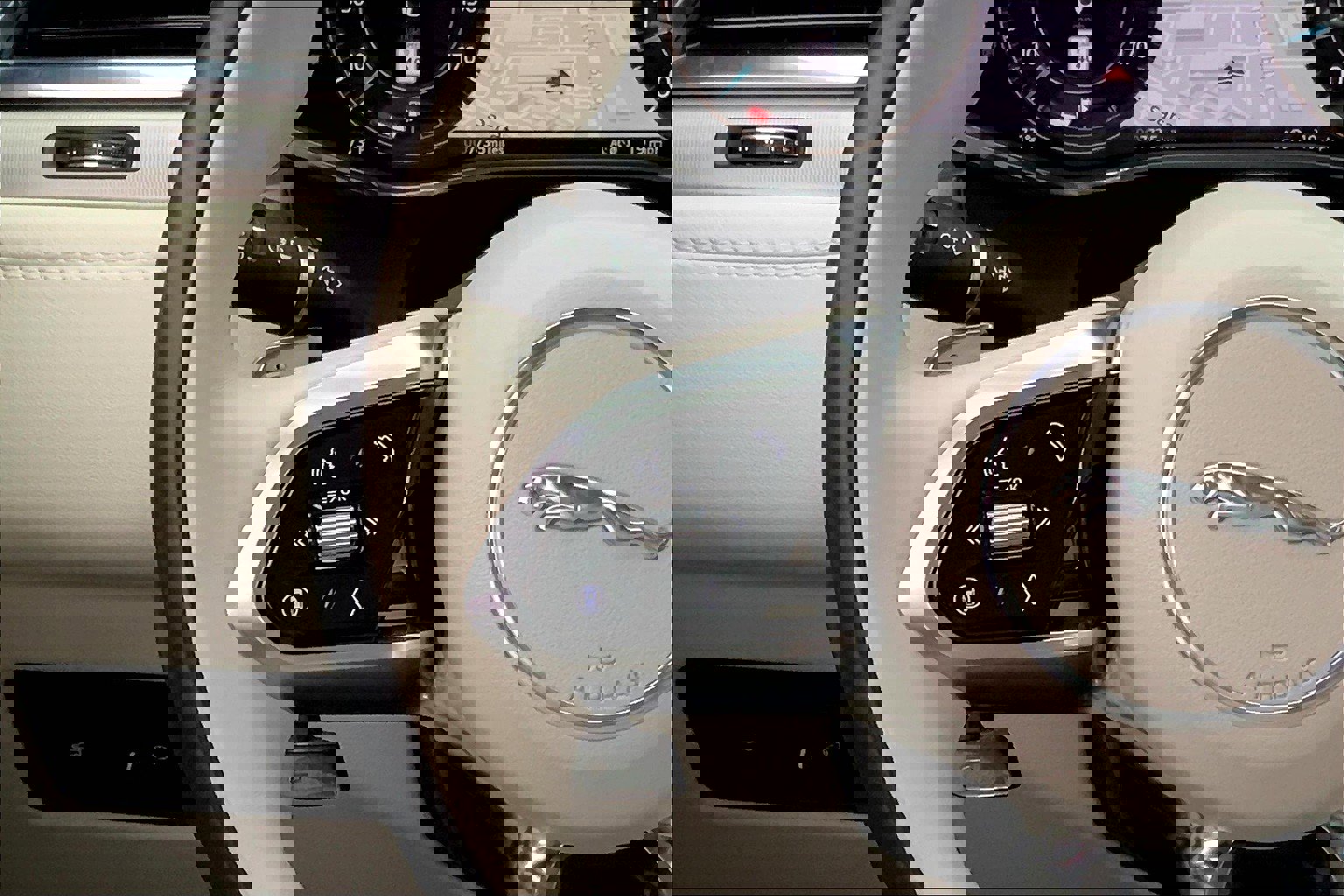 2025 Jaguar F-PACE P250 R-Dynamic S photo 18