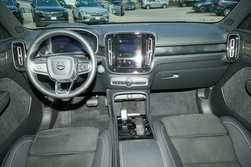 2023 VOLVO XC40 - Image 18