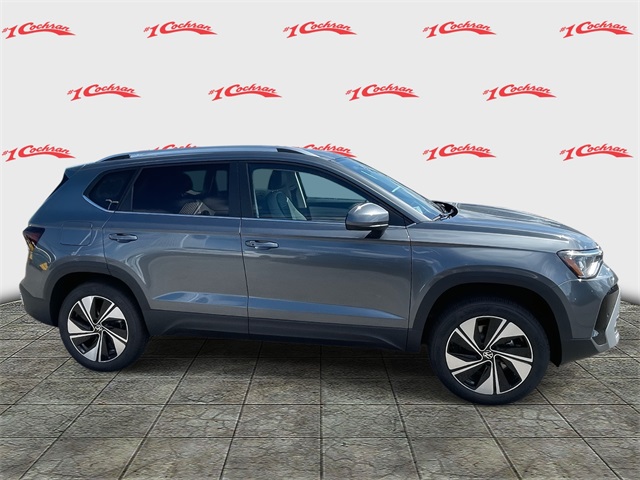2025 Volkswagen Taos SE photo 2