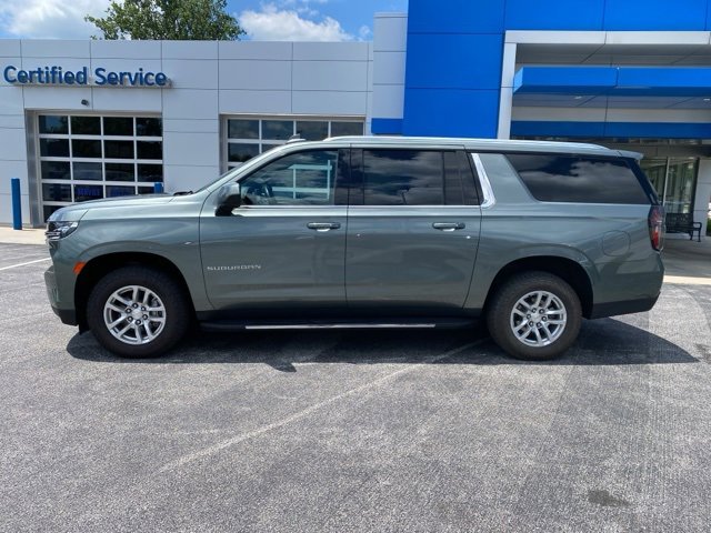 2023 Chevrolet Suburban LT photo 2