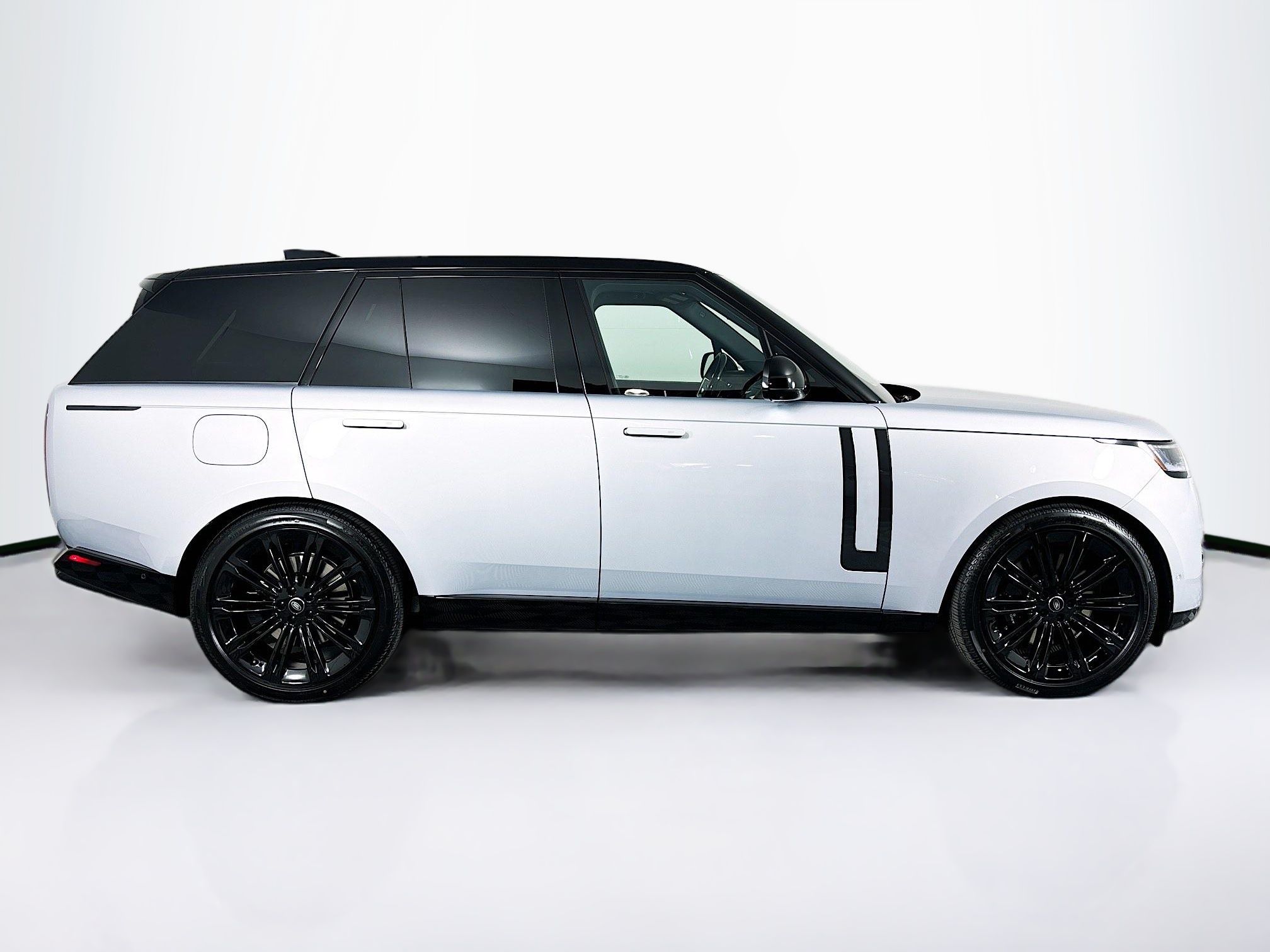 2025 Land Rover Range Rover SE photo 2