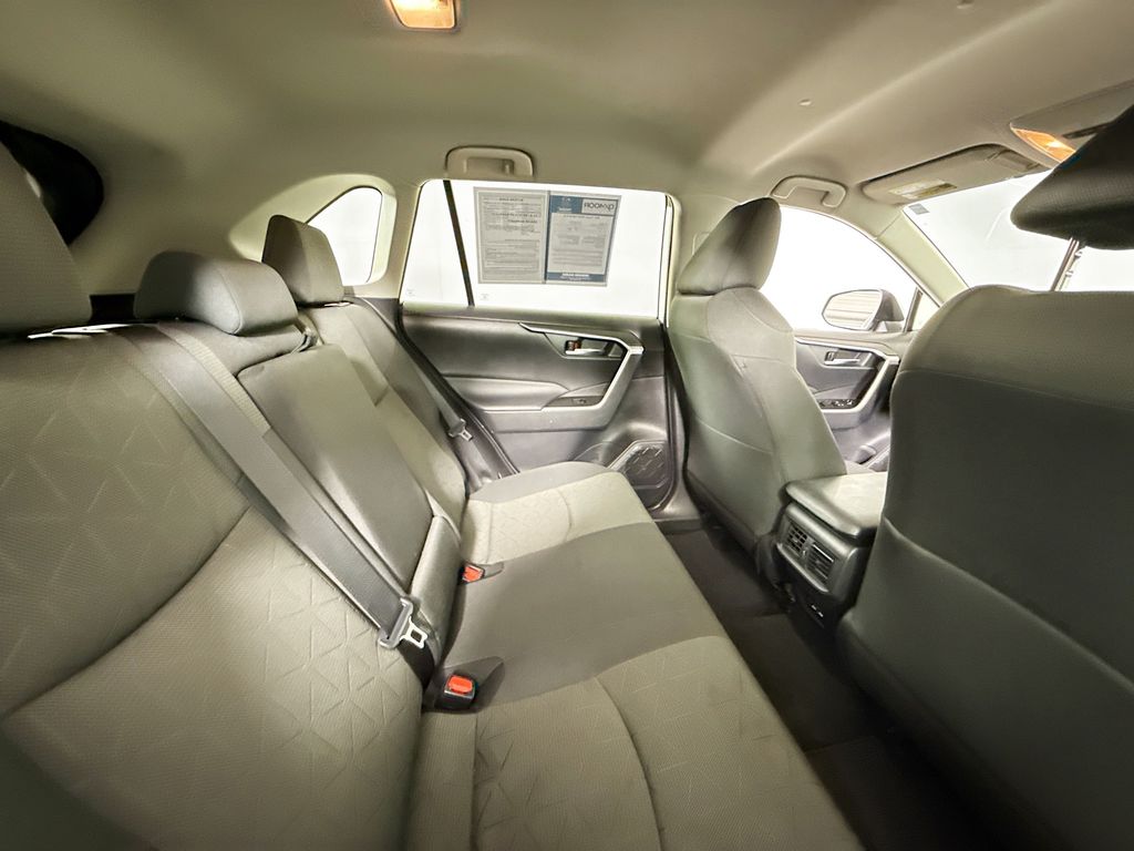 2021 Toyota RAV4 Hybrid XLE photo 25