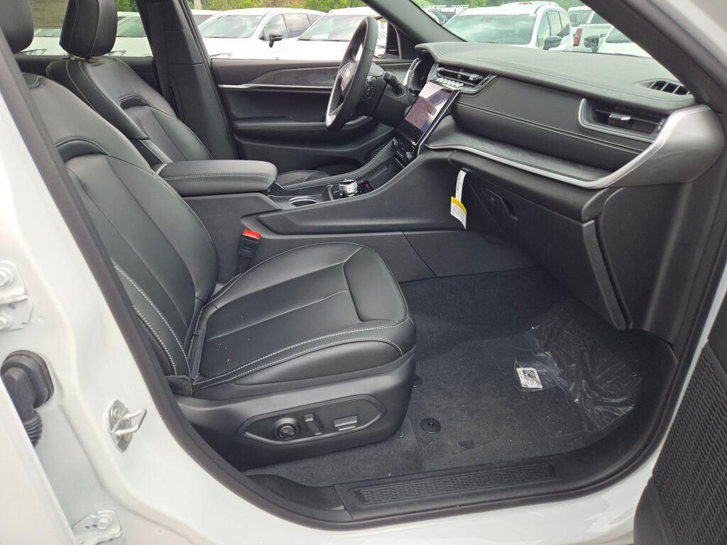 2025 Jeep Grand Cherokee Limited photo 4