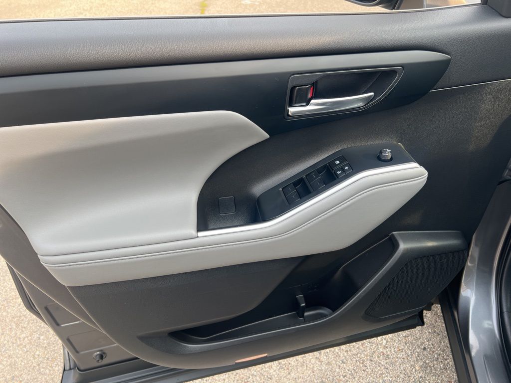 2022 Toyota Highlander XLE photo 7