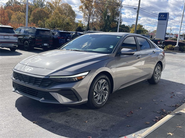 2024 Hyundai Elantra SEL photo 2