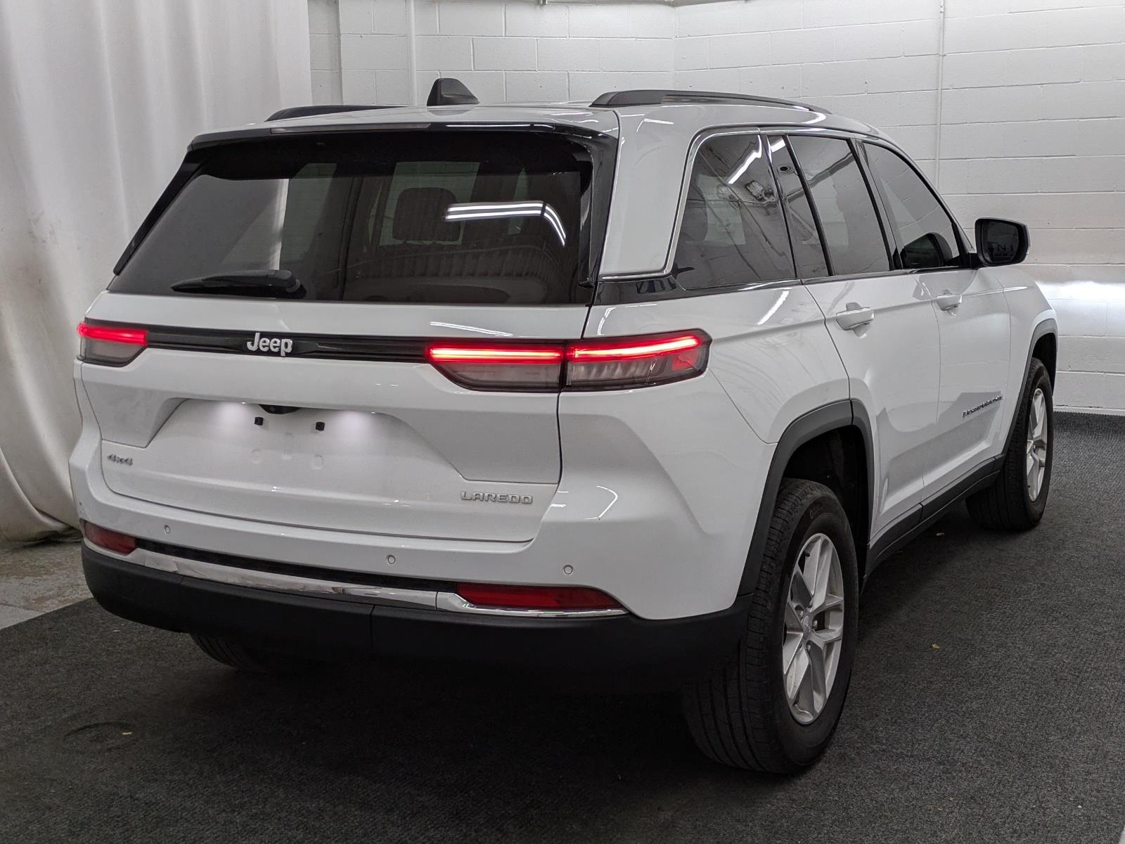 2023 Jeep Grand Cherokee Laredo Altitude photo 2