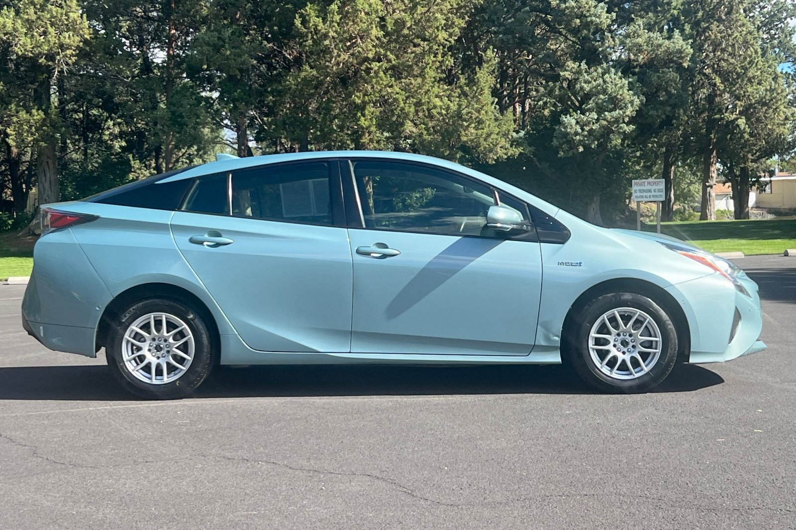 2017 Toyota Prius Three photo 3