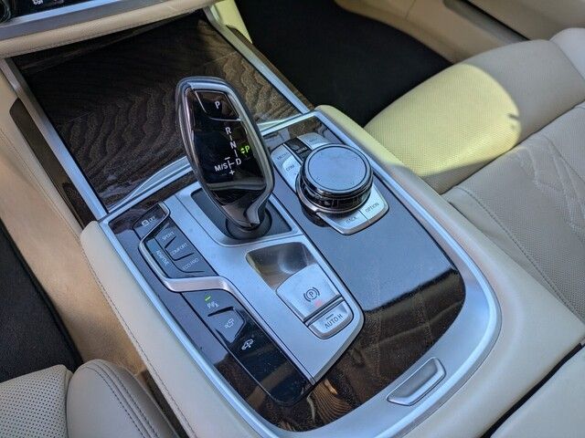 2020 Bmw 750i xDrive Sedan photo 25
