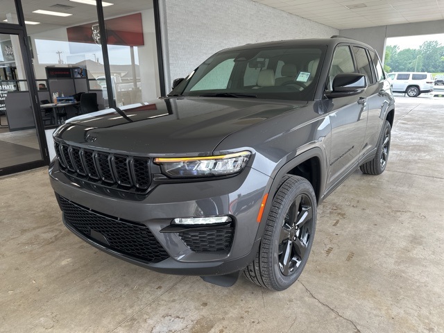 2025 Jeep Grand Cherokee Limited photo 2