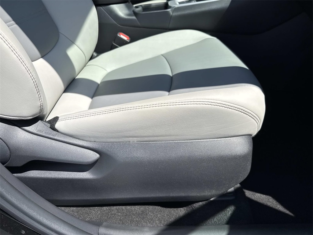 2023 Toyota RAV4 XLE Premium photo 10