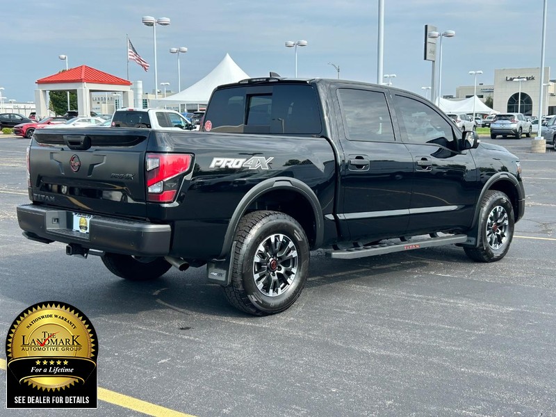 2024 Nissan Titan PRO-4X Crew Cab photo 3